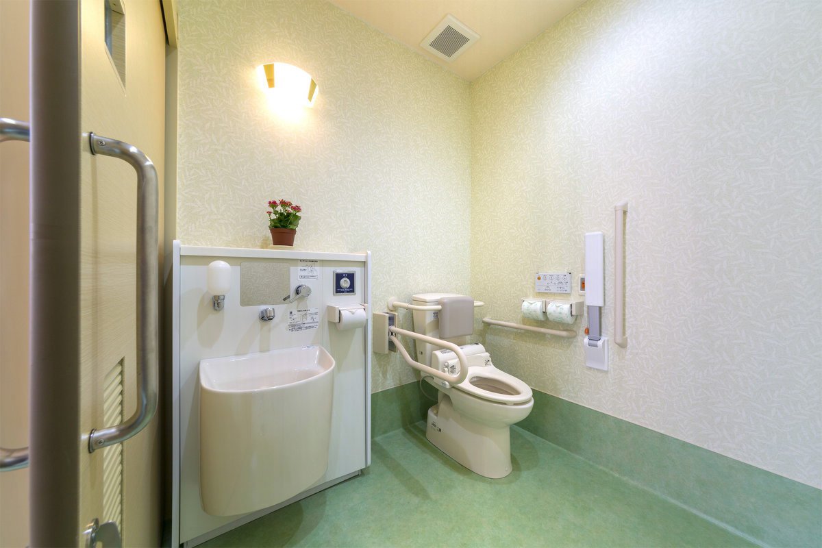 ゆったりとしたスペースのオストメイト対応トイレ
