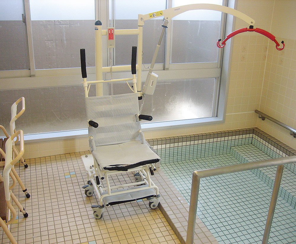 車いすの方も、リフトを利用して入浴できる浴室。